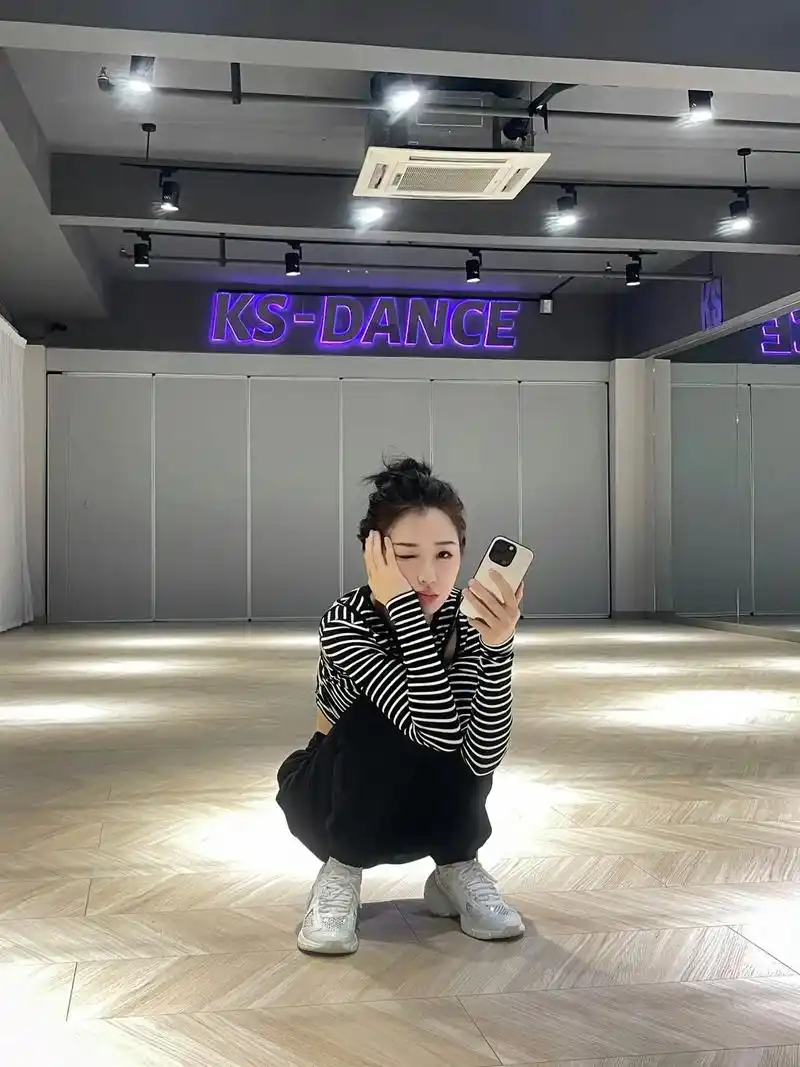 又在练舞啦,期待演唱会#虞书欣 #分享照片 - 抖音