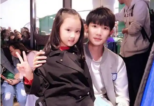 她,坐过王源的大腿