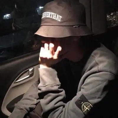 男生戴白帽子还是黑帽子男生戴什么帽子最低调2022已更新今日资讯