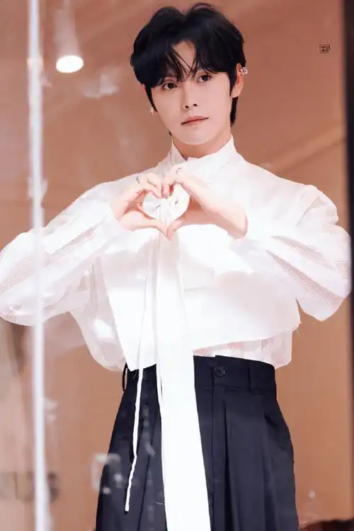 肖宇梁直播#今天是帅气的小王子吖@肖宇梁rainco