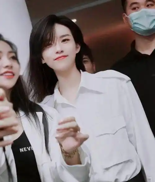 当短发女星拥有长发,刘雨昕飒,陆柯燃清纯,李溪芮难怪不留短发_沈月