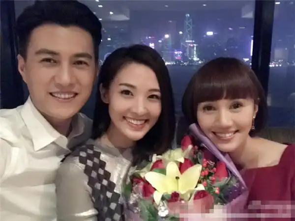 靳东郑罗茜袁泉合影