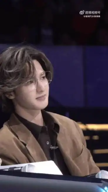 《亚洲超星团》成团夜上,@theo-朱正廷 看到选手们成功出道,强忍着