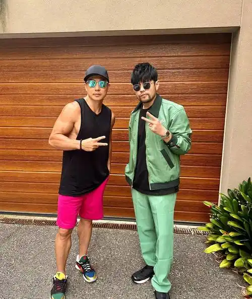 刘畊宏晒与周杰伦合影,一个肌肉线条清晰硬朗,一个满脸络腮胡_黑色