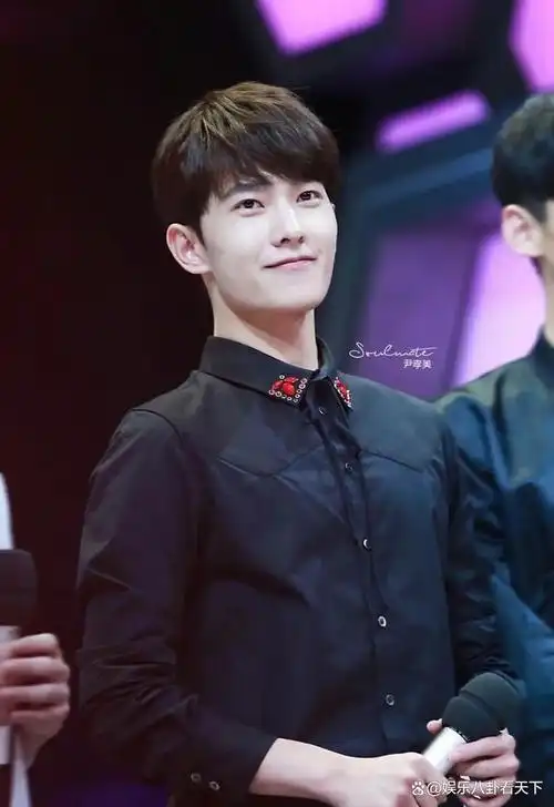 盘点穿黑衬衫好看的男明星只服这7位个个长身玉立贵气逼人