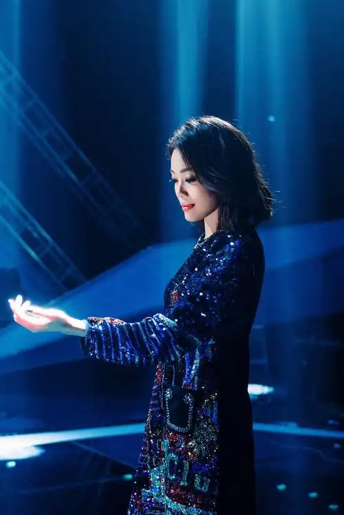 容祖儿将出席粤语好声音blingbling亮片短裙slay全场