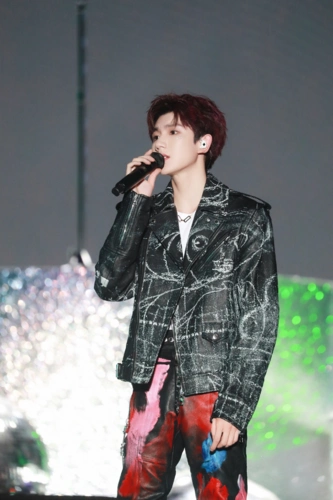 这次的打击的确挺大的,根据助理的动态,粉丝猜测王源已经回家了,希望