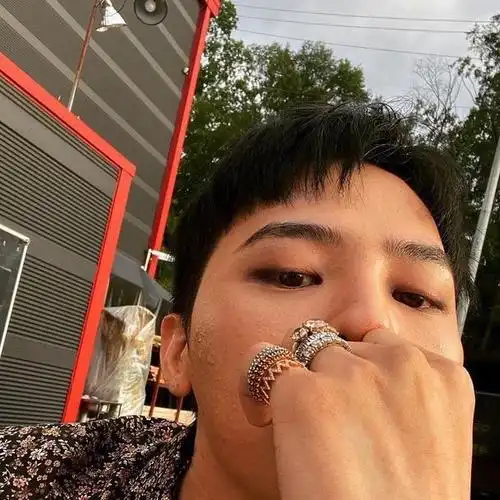 权志龙露脸自拍上热搜了?是怎么回事?