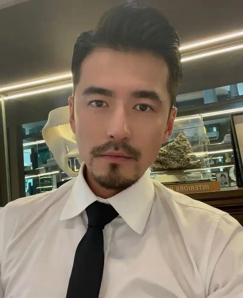 胡子拉碴的大叔男人味十足