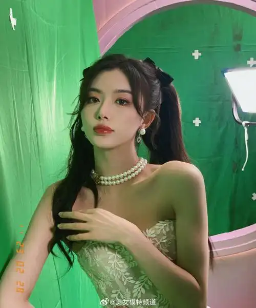 孔雪儿双马尾抹胸裙