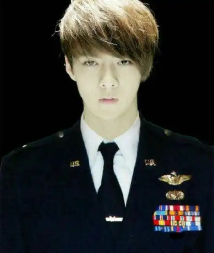 吴世勋穿军装戴军帽的图片,特别帅,和军训时的教官,特种部队兵差不多