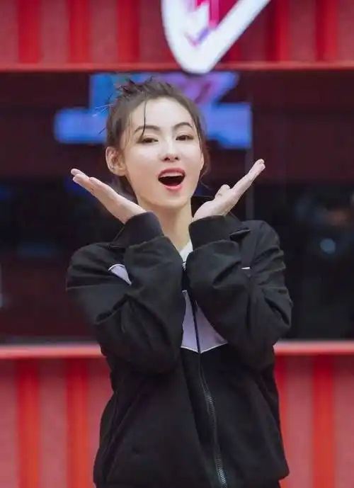 王霏霏成为张柏芝的舞蹈教练,张柏芝夸王霏霏厉害_向华强_黄晓明_因为