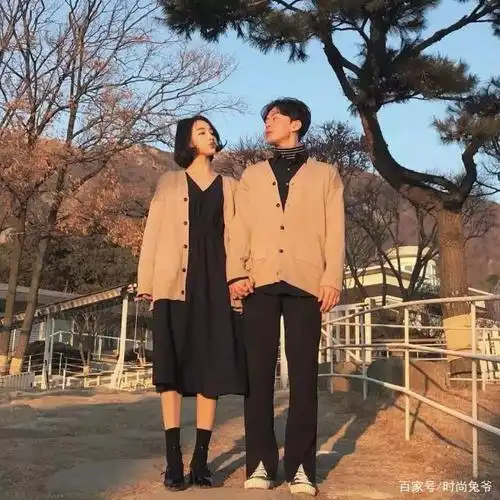 冬天就是要穿情侣装抱在一起才够温暖啊