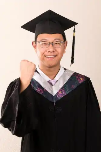 穿着学士服的男大学生特写白色背景