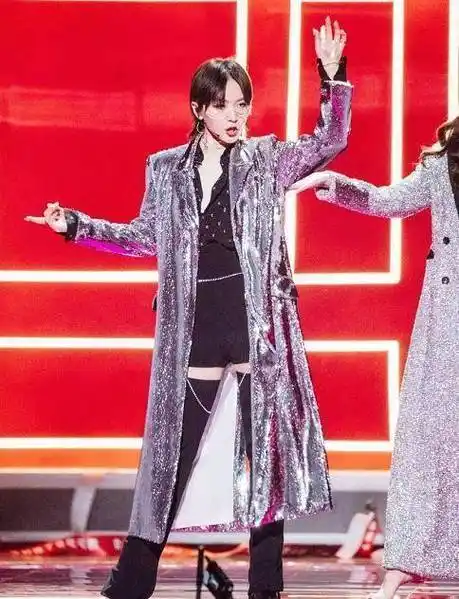 在参加《好声音》前,吉克隽逸也曾参加过超女的比赛,但成绩很差,然而