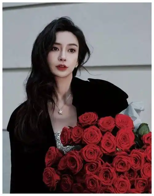 angelababy生日夜色中漫步,黑衣写真神秘优雅,玫瑰花下的魅影_照片