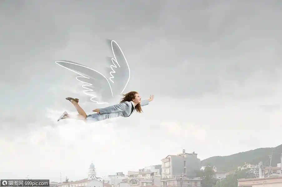 女人飞得很高轻的女商人,长着翅膀,高高地飞翔天空中衬衫画