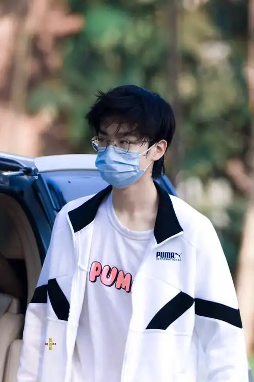 想要分享一些我巨巨巨喜欢的张嘉元的戴眼镜帅照快来收图60评论欢迎