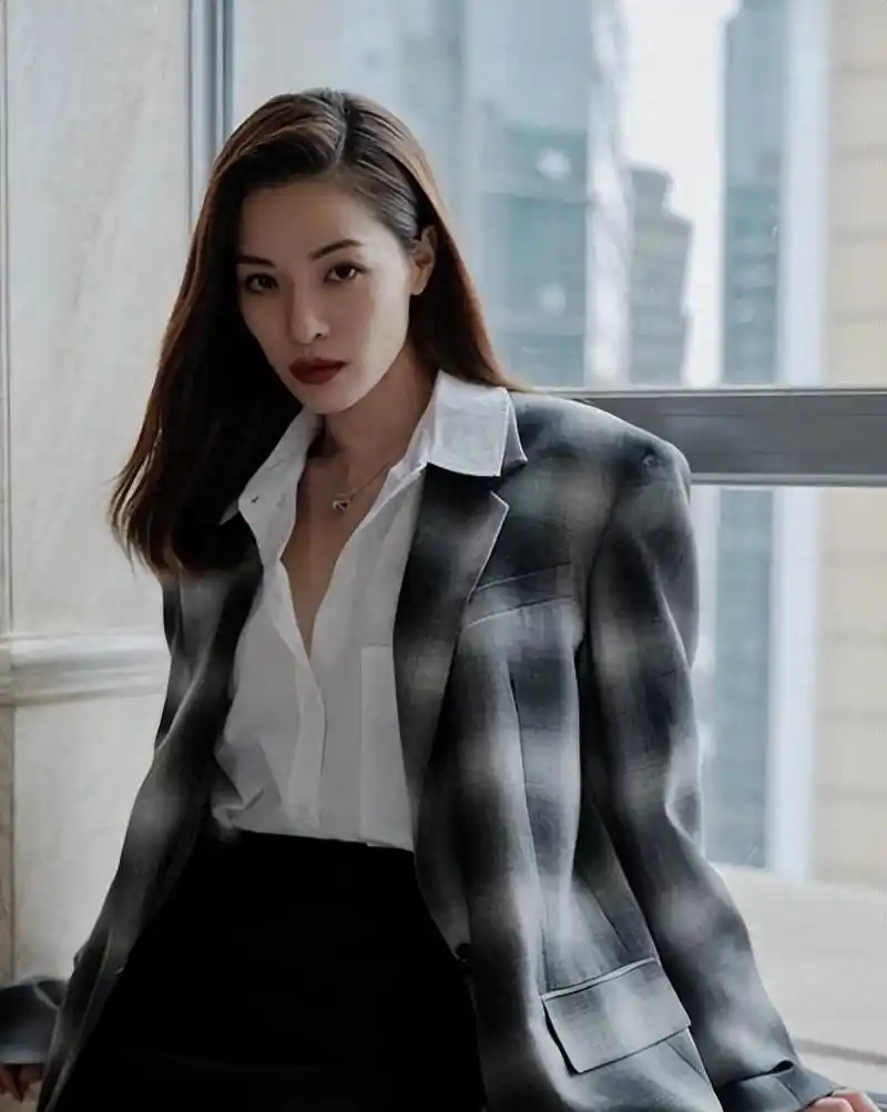 被冯小刚捧红,成龙接着捧,洪金宝接手捧,钟楚曦缘何被大佬钟爱