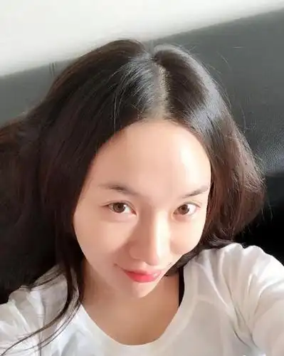 私下素颜的霍思燕脸上动刀痕迹明显,现在和李小璐竟有几分相似