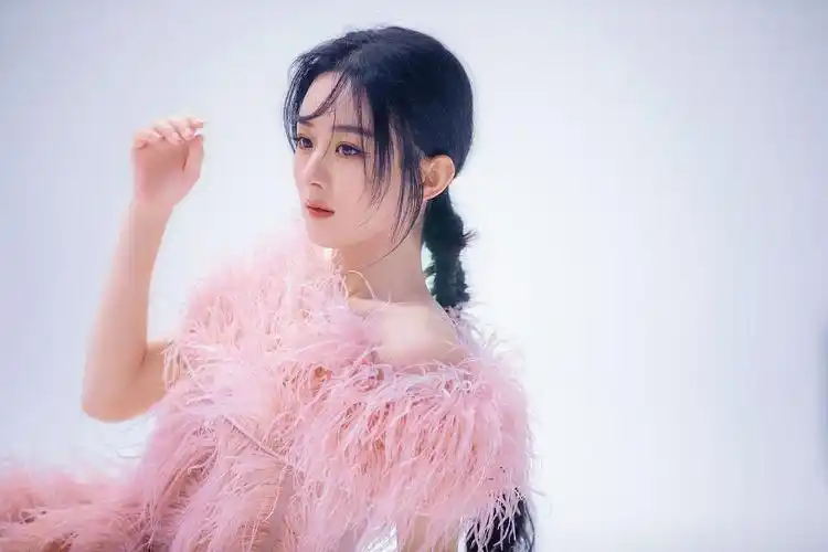 赵丽颖工作室发布时尚芭莎五月刊封面花絮清柔婉转灿若春花