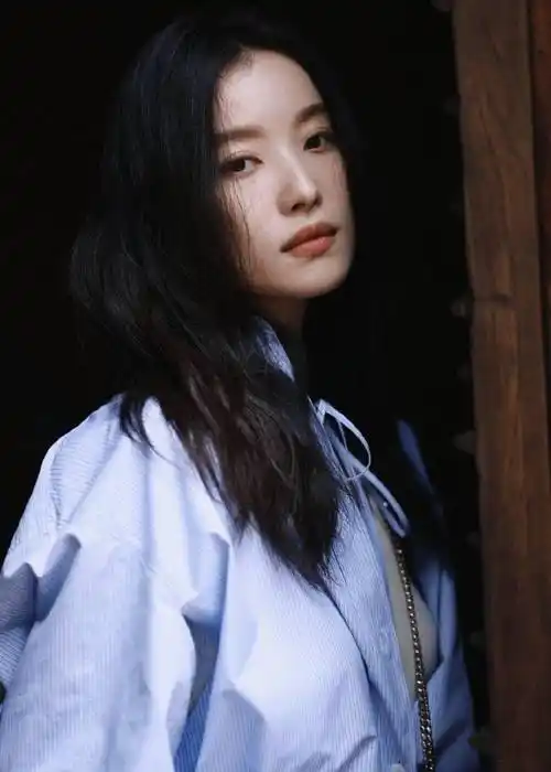 倪妮穿浅蓝套装漫步街头,墨镜一戴瞬间slay,眼神超a十分迷人_休闲服