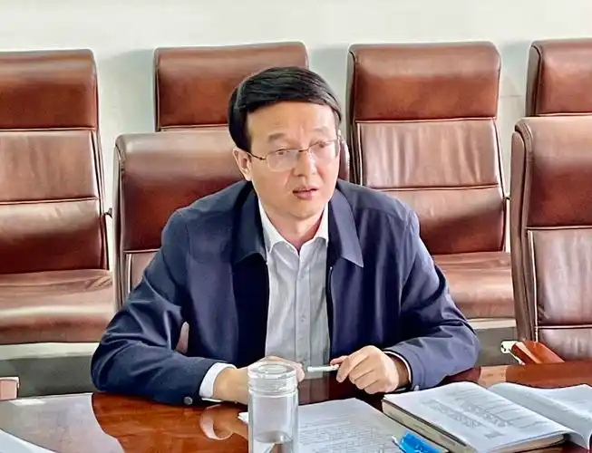 校党委常委,副校长张远军主持会议