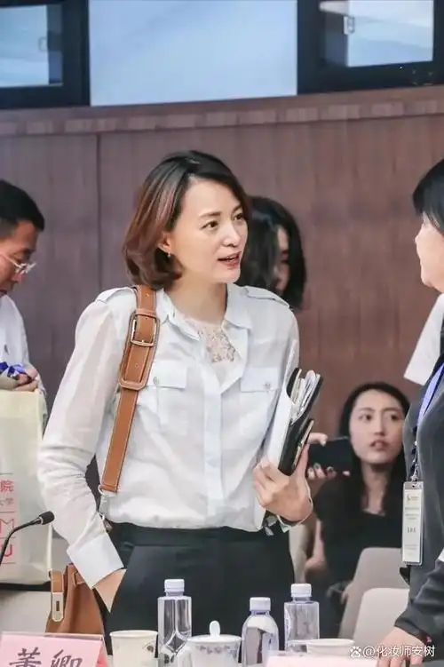 董卿素颜照样很美!简单白衬衫也能穿出优雅感,气质温柔有书卷气