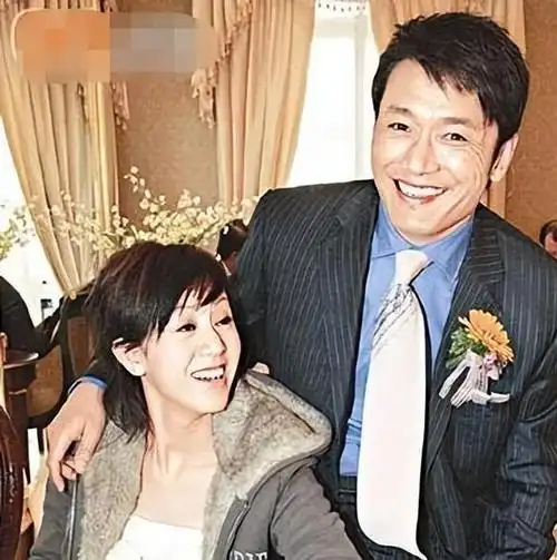 她父母皆tvb高层,一路绯闻众多,2次婚姻高嫁,今姐弟恋回归家庭|吴卓羲