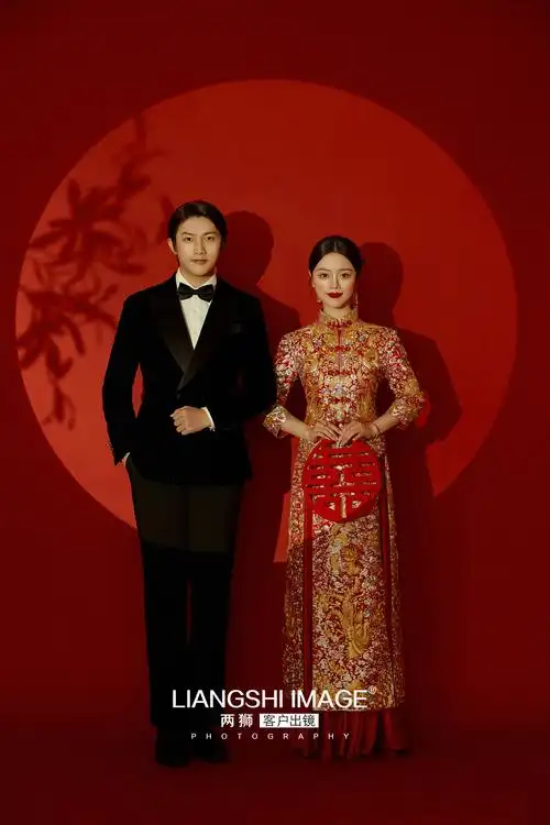 传统风格的仪式感我们更建议以西装 新派秀禾的形式相较于传统中式拍