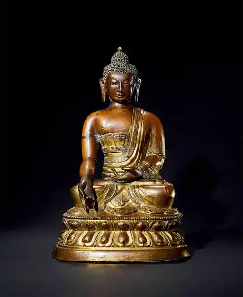 5cm拍品描述佛像面相端正,颊颐方圆丰满,鼻眉线条相连,眼睑低垂,表情