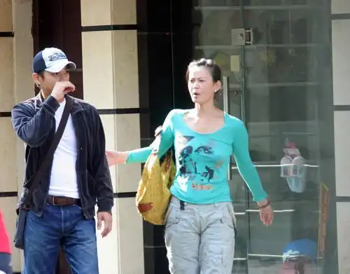 组图:骆达华与妻悠闲逛街 发生争执惹红颜甚怒