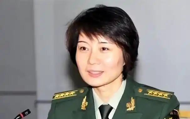 回顾第一女警雷敏16岁就被特警队破格录取大校军衔嫁给保安