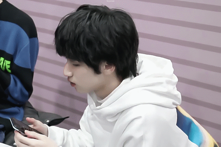 严浩翔动图合集谁能拒绝会撒娇的小熊呢