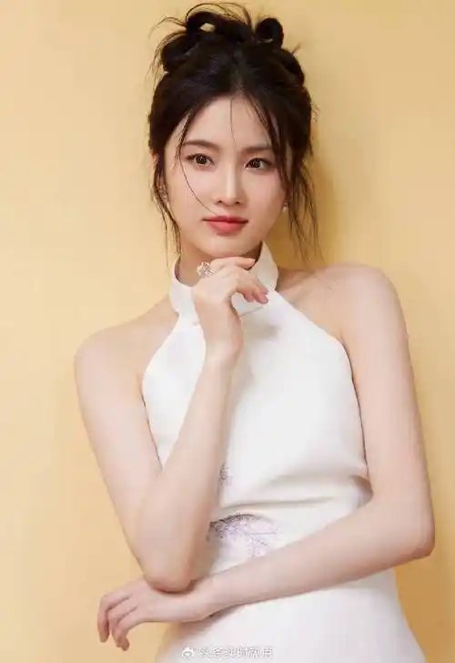 张慧雯获"新时代最具挑战女演员" 中式旗袍尽显国风韵调