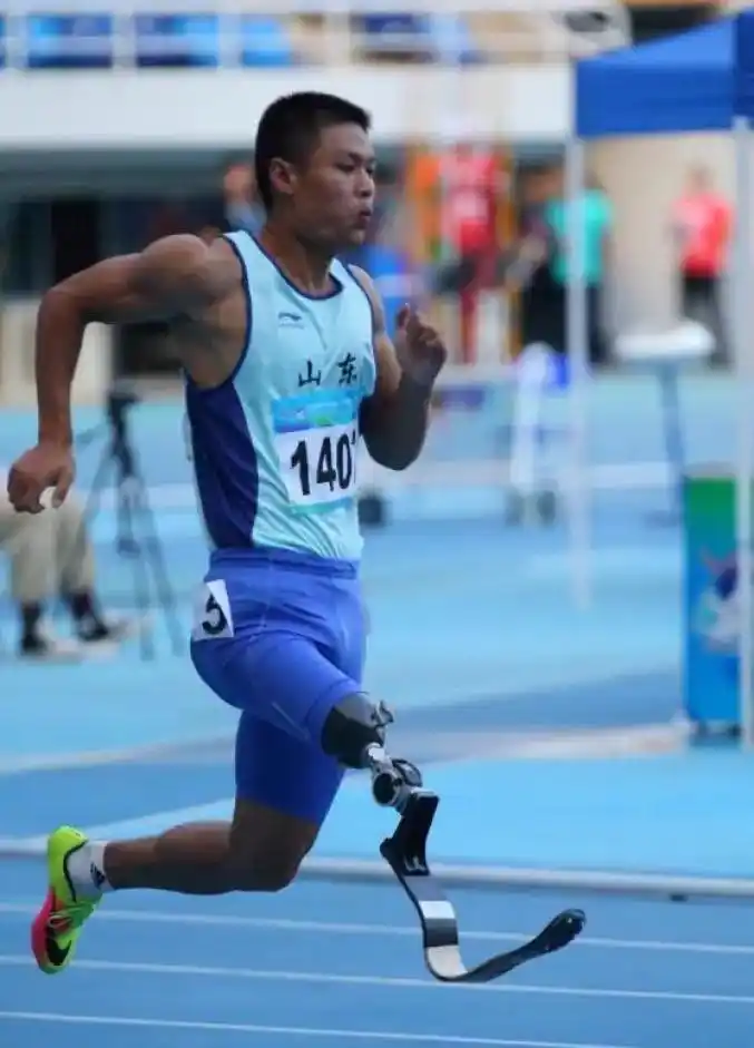 青岛一小哥戴假肢跑步火遍全网网友站到赛道上他就赢了