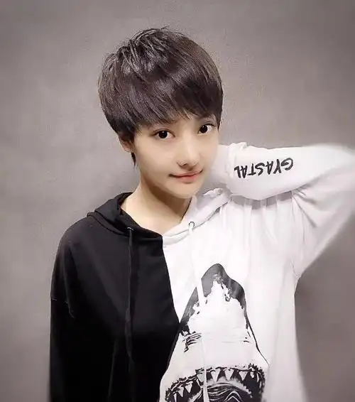 短发造型,不但分有短碎发发型,中长短碎发发型,如果你是女士不防可以