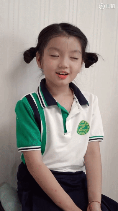 阿拉蕾教师节送祝福,扎双丸子头穿校服唱歌跳舞,清新甜美又可爱