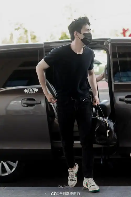 李现最新机场私服更新短袖黑t搭配直筒牛仔裤