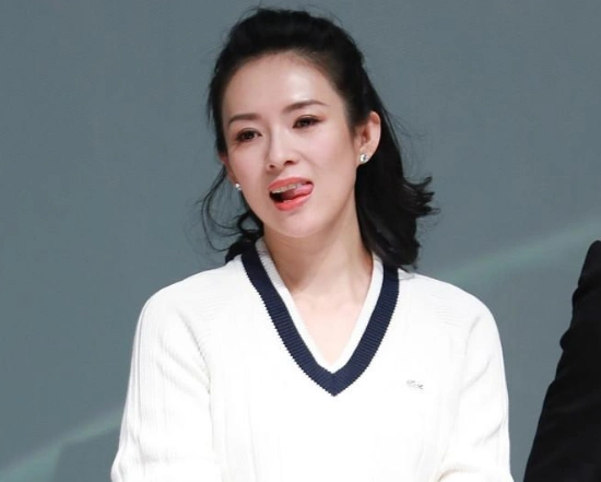 章子怡吐舌揉鼻,还与王力宏"咬耳朵"?网友:看她卖萌好尴尬!