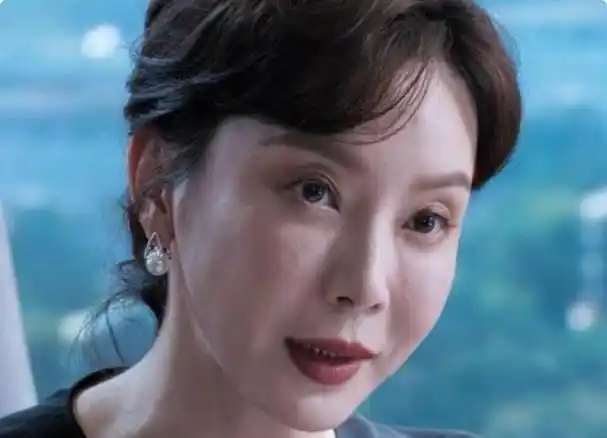 43岁的董洁不整科技变脸,用松弛感诠释优雅老去