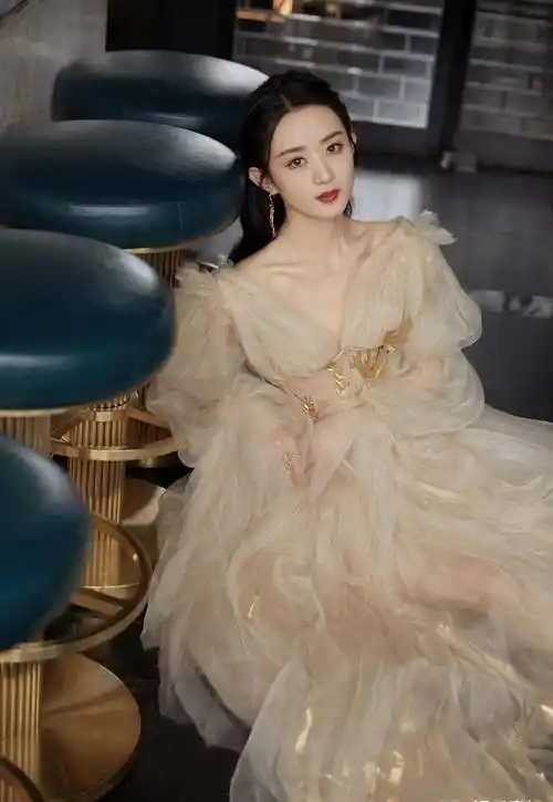 赵丽颖时尚芭莎年度派对,鎏金轻纱礼服,束腰设计尽显曼妙好身材