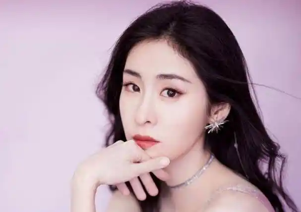 张碧晨女儿"正脸照"被拍,当看清照片:果然是华晨宇亲生的!