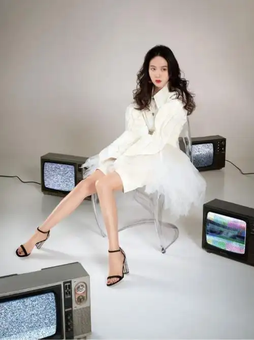 演员许龄月穿纱裙拍杂志好清新脱俗怼脸拍都能抗住真是美