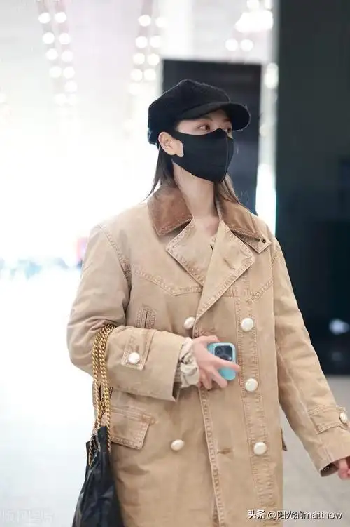 街拍钟楚曦棕色排扣短大衣牛仔半裙麂皮短靴帅气带感