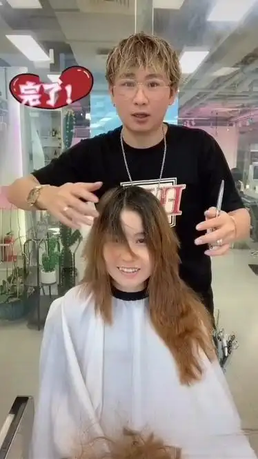 据说抖音上流行自己剪头发是这样扎起来剪下去嘛越热越爱去挑战