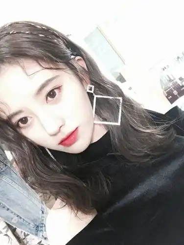 鞠婧炜又发新自拍 脸实在太小