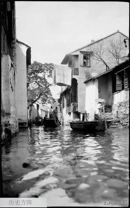 民国时期,原生态的江南水乡水路发达,河边的姑娘是一道亮丽风景