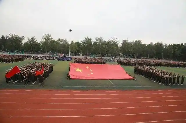 9月24日上午,鲁南技师学院举行2022年秋季开学典礼,学院领导相启荣