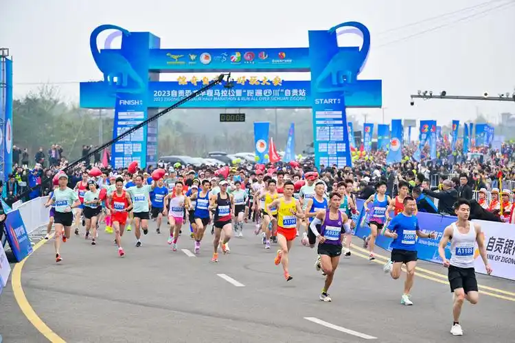 自贡恐龙半程马拉松鸣枪开赛6000余名跑步爱好者激情角逐